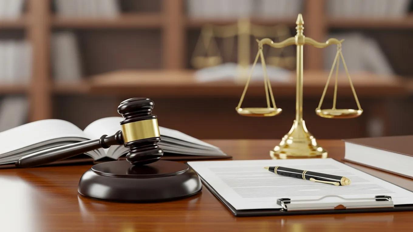 Un mazo y documentos legales sobre un escritorio, que simbolizan la justicia y las protecciones que ofrece la ley de lesiones personales de Nevada.