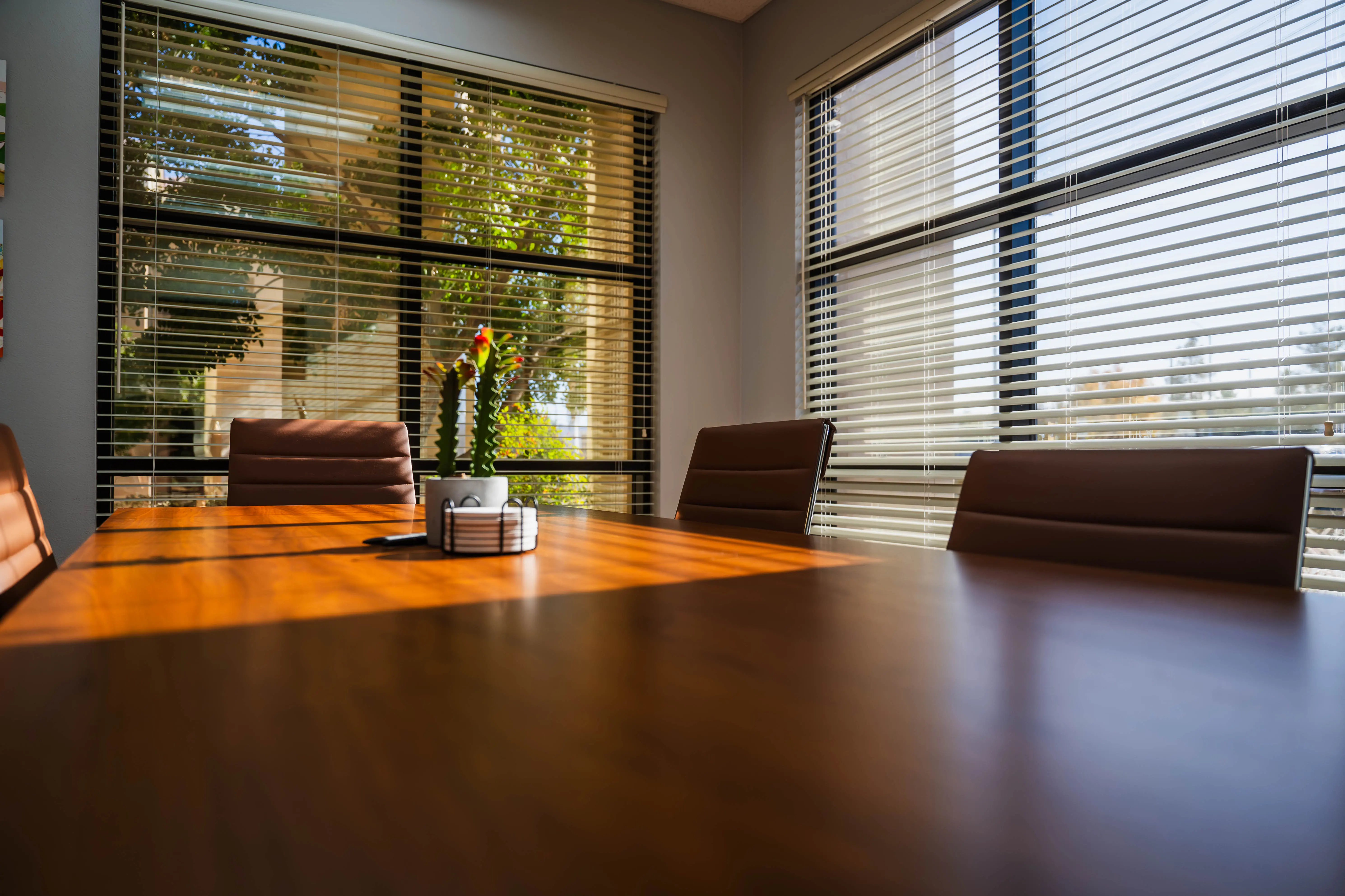 Sala de conferencias vacía en Cardenas Law Group
